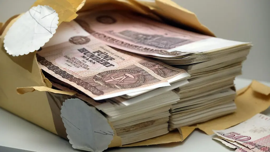 DDR-Banknoten-liegen-in-einem-Schaukasten-im-Zeitgeschichtlichen-Forum-Leipzig