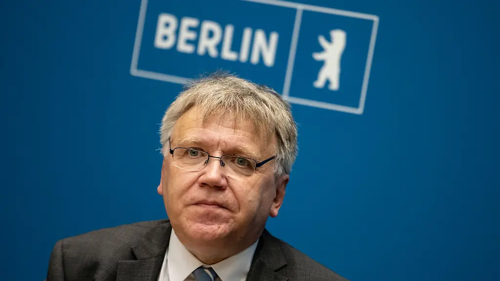 Stephan-Broechler-neuer-Landeswahlleiter-nimmt-an-der-Pressekonferenz-teil