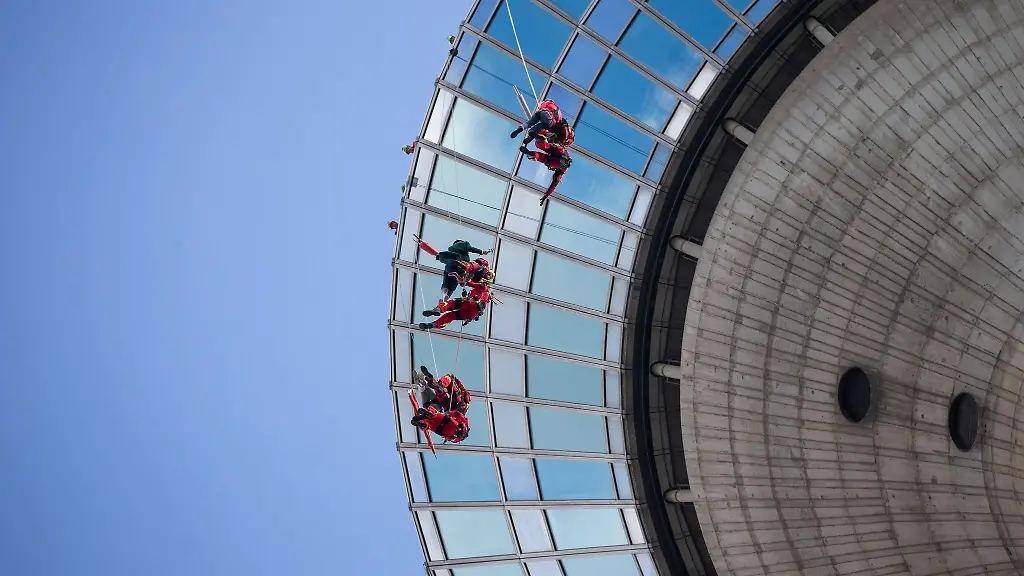 Hoehenretter-der-Feuerwehren-Duesseldorf-Koeln-und-Hamburg-seilen-sich-bei-einer-Uebung-am-Rheinturm-ab
