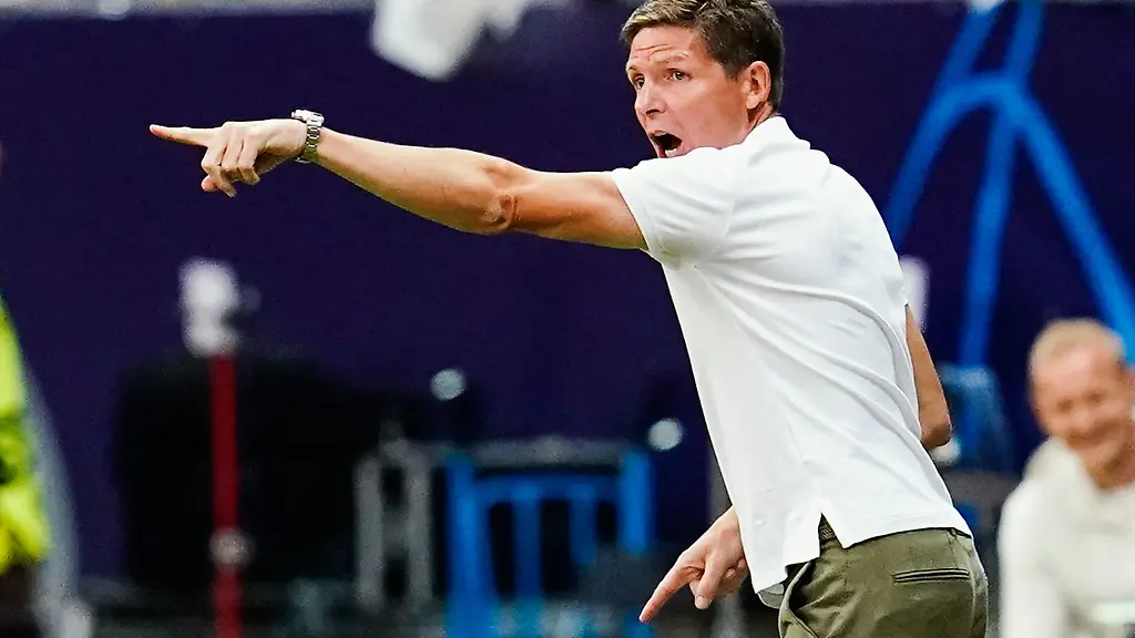 Frankfurts-Trainer-Oliver-Glasner-gestikuliert