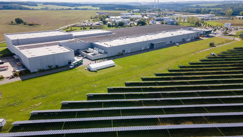 Ein-Festzelt-steht-auf-dem-Firmengelaende-der-JT-Energy-Systems-GmbH-vor-dem-neuen-Energiespeicher