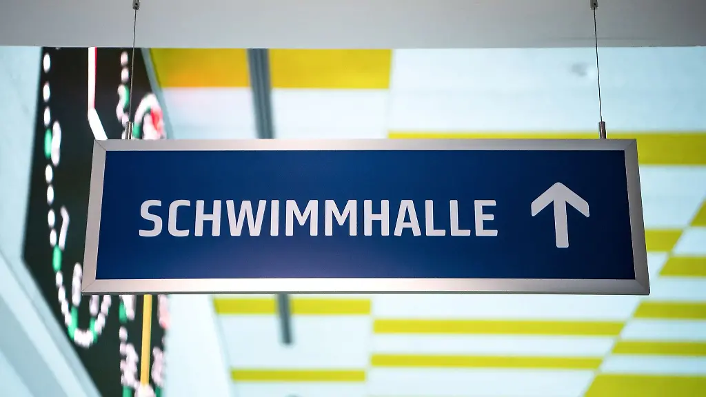 Ein-Schild-weisst-zu-einer-Schwimmhalle
