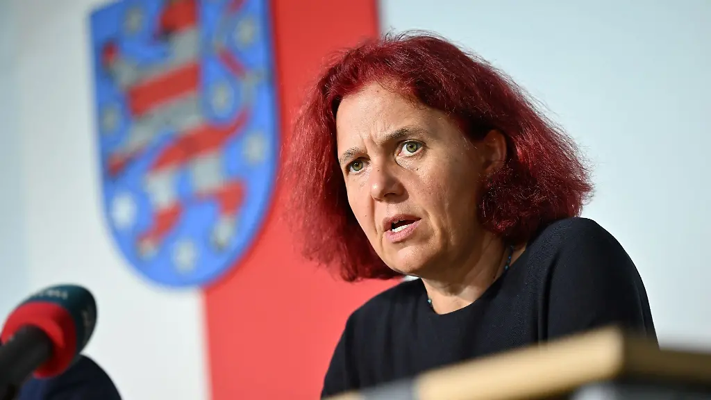 Astrid-Rothe-Beinlich-spricht-waehrend-der-Landespressekonferenz-im-Thueringer-Landtag