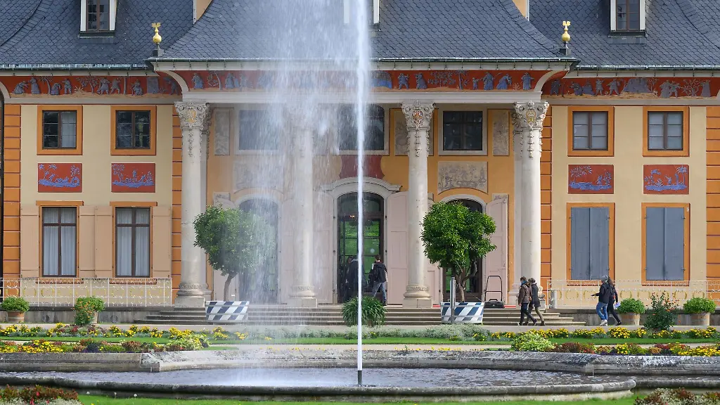 Blick-bei-Sonnenschein-auf-das-Bergpalais-im-Lustgarten-von-Schloss-Pillnitz