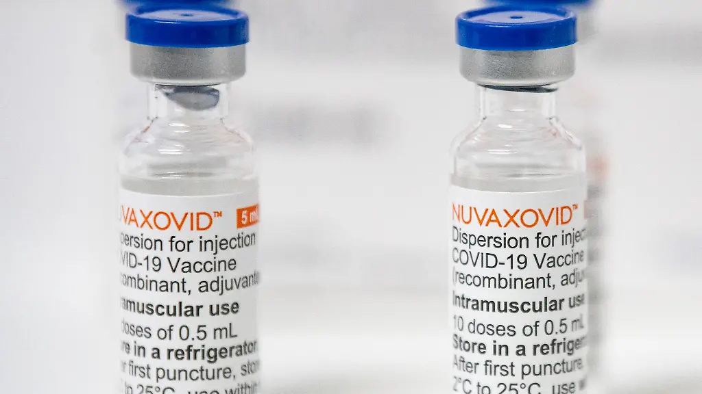 Ampullen-mit-dem-Corona-Impfstoff-Nuvaxovid-stehen-in-einem-Corona-Impfzentrum-auf-dem-Tisch