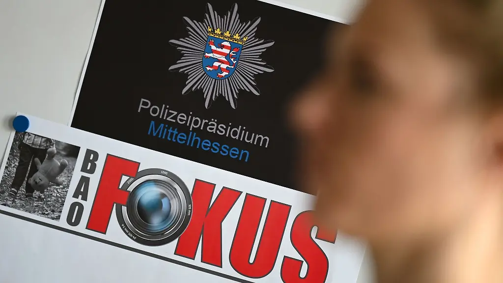 Eine-Ermittlerin-des-Polizeipraesidiums-Mittelhessen-steht-in-ihrem-Buero-der-BAO-Fokus