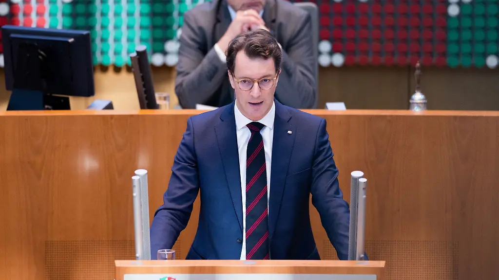 Hendrik-Wuest-CDU-Ministerpraesident-von-Nordrhein-Westfalen-spricht-im-Plenum-des-Landtags