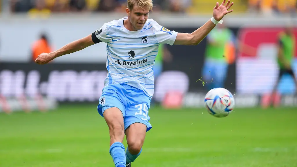 Muenchens-Leandro-Morgalla-spielt-den-Ball