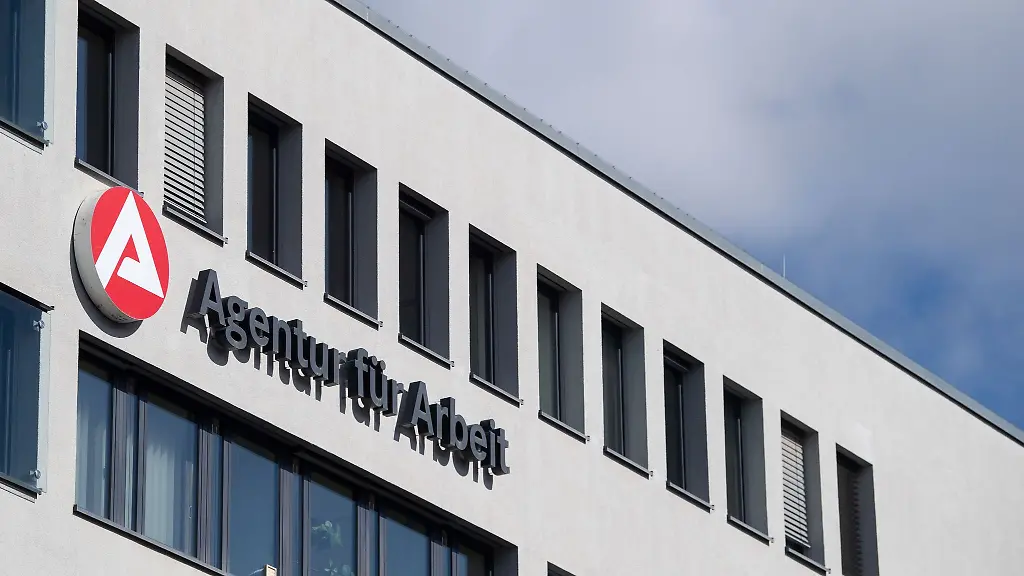 Der-Schriftzug-der-Agentur-fuer-Arbeit-ist-an-einem-Gebaeude-der-Agentur-fuer-Arbeit-angebracht