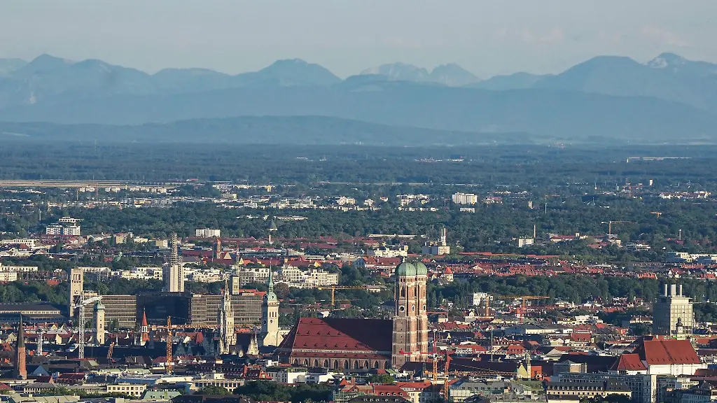 Blick-vom-Olympiaberg-auf-die-Muenchner-Innenstadt-mit-der-Frauenkirche
