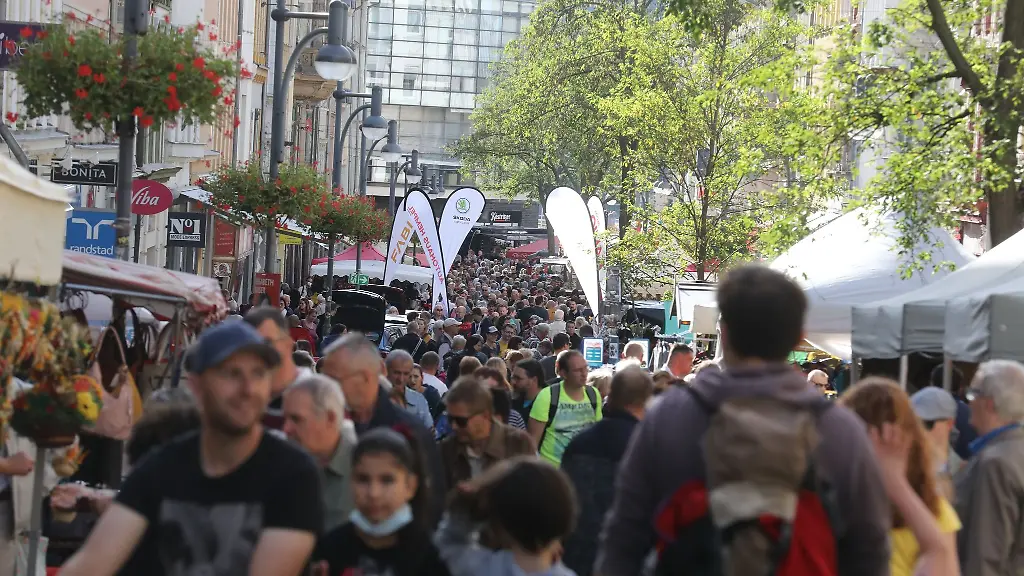 Zahlreiche-Besucher-laufen-durch-die-Innenstadt-beim-30-Geraer-Hoehlerfest