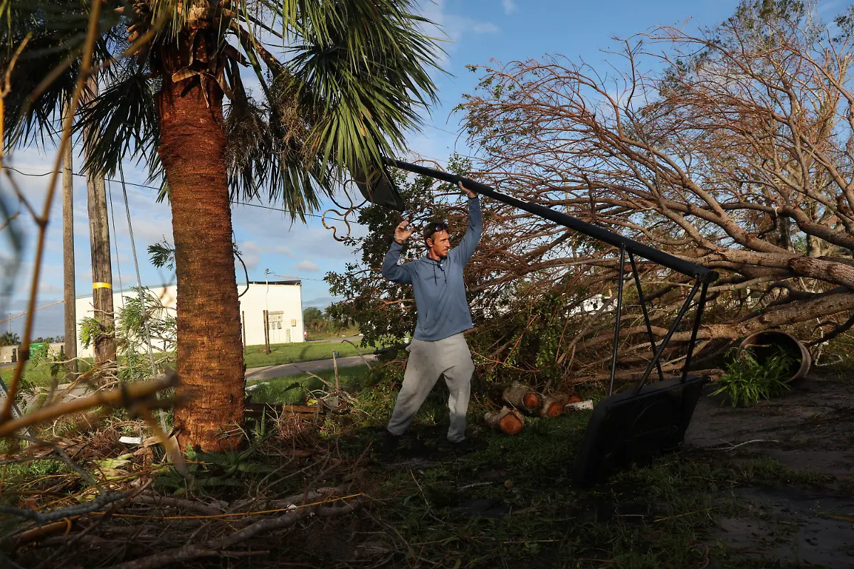 2022-09-29T145113Z-1386331582-RC20RW9WF1BR-RTRMADP-3-STORM-IAN-FLORIDA