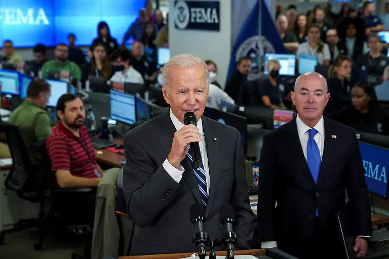 2022-09-29T171514Z-1371694553-RC25RW94F3MU-RTRMADP-3-STORM-IAN-BIDEN