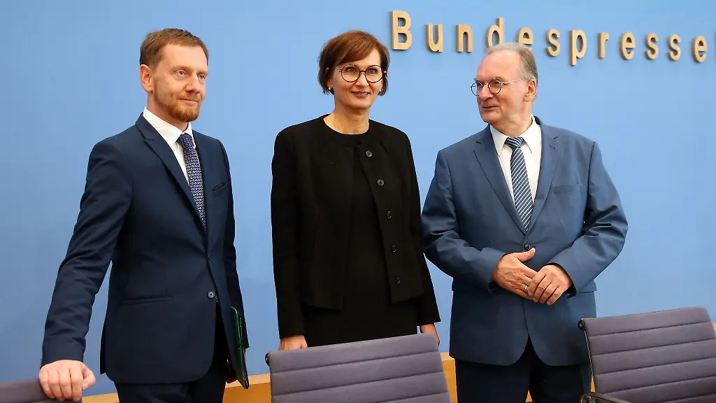 Michael-Kretschmer-CDU-l-zu-Beginn-einer-Pressekonferenz