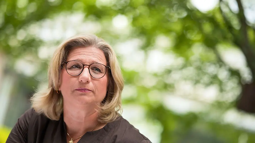 Die-saarlaendische-Ministerpraesidentin-Anke-Rehlinger-SPD-im-Innenhof-der-saarlaendischen-Staatskanzlei