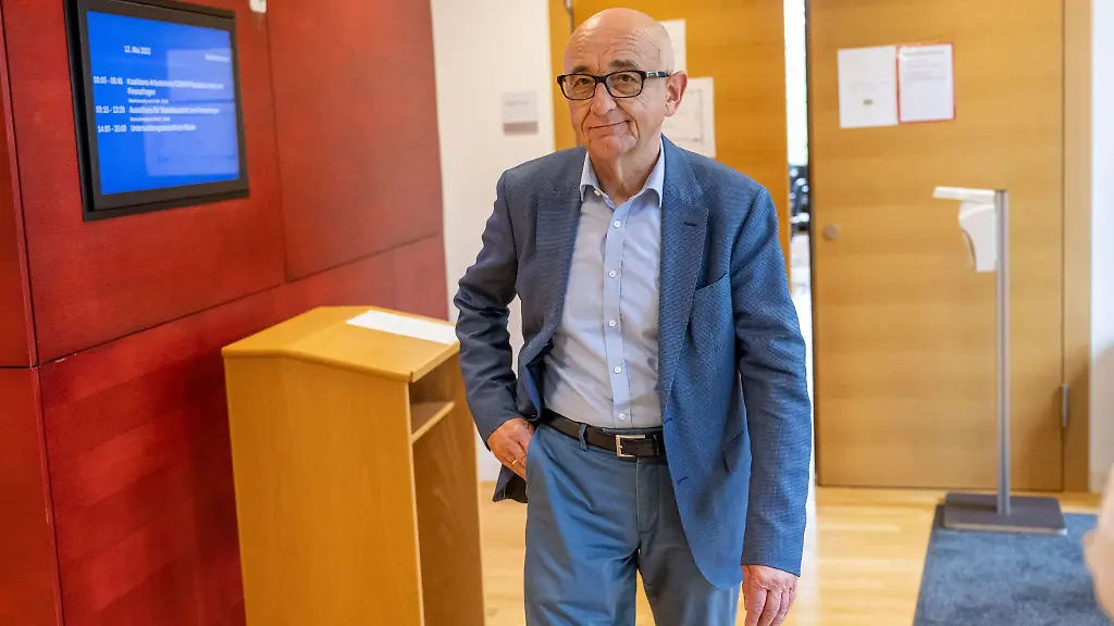 Der-CSU-Politiker-Alfred-Sauter-verlaesst-die-Sitzung-des-Maskenausschusses