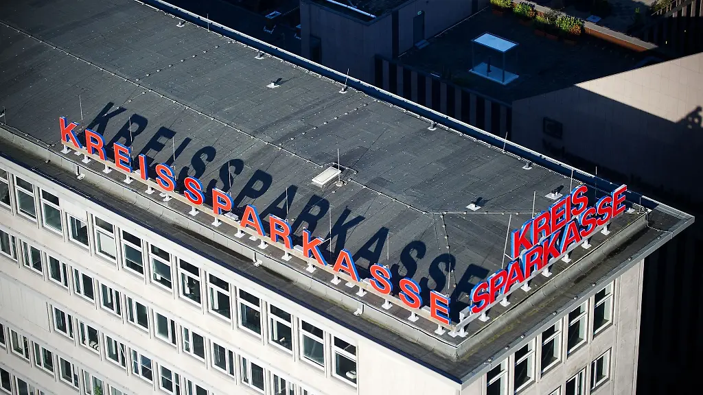 Das-Logo-der-Kreissparkasse-Duesseldorf-wirft-in-Duesseldorf-einen-langen-Schatten