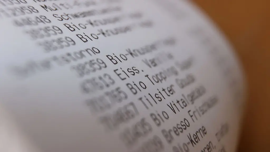 Auf-dem-Kassenbon-eines-Discounters-sind-verschiedene-Lebensmittel-aufgelistet