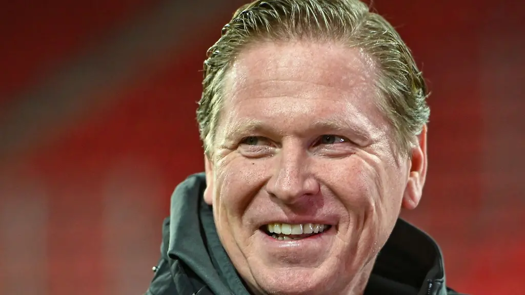Markus-Gisdol-steht-vor-einem-Spiel-im-Stadion