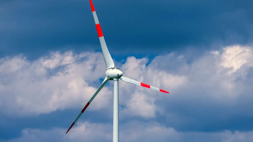 Eine-Windkraftanlage-dreht-sich-in-einem-Windpark