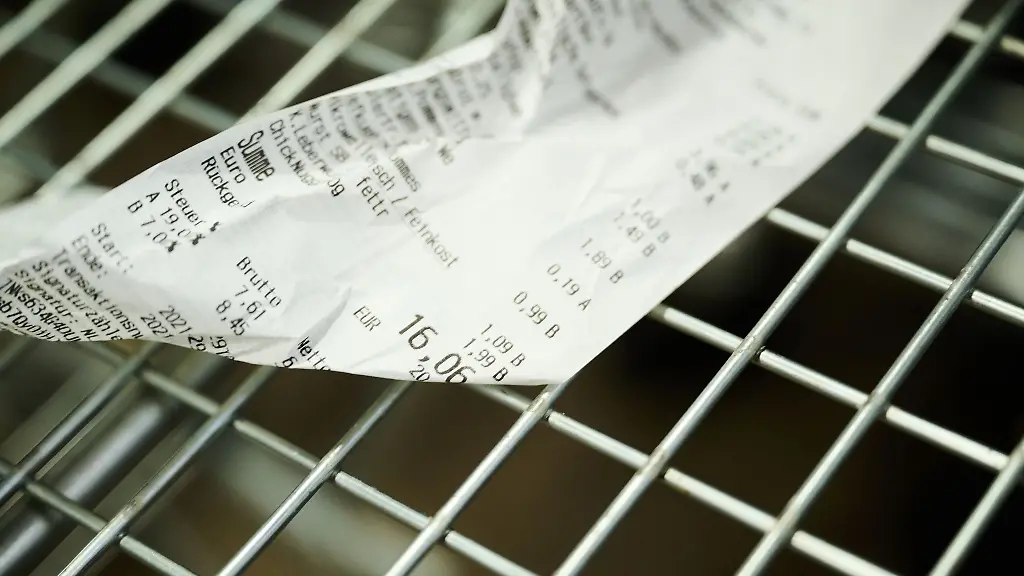 Ein-zerknitterter-Kassenzettel-liegt-in-einem-Einkaufswagen