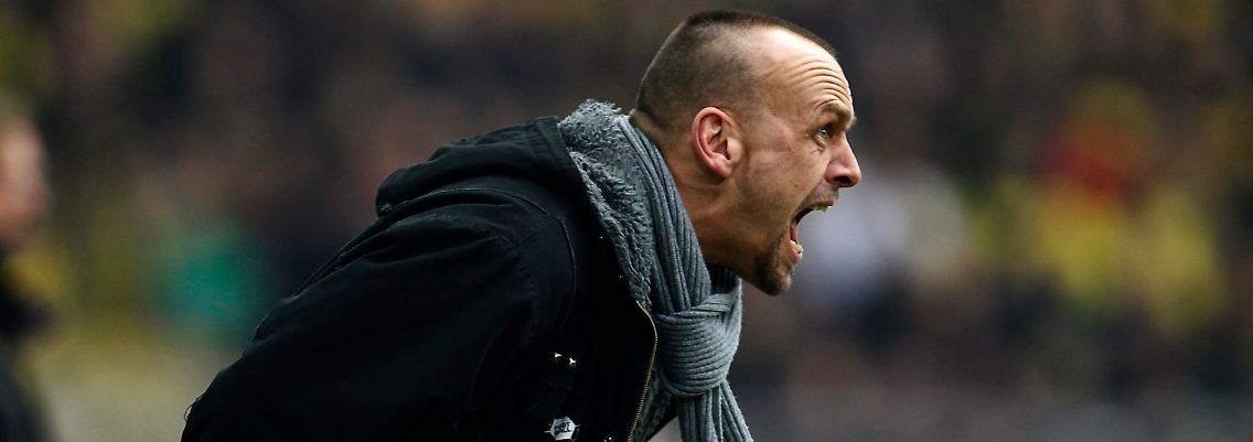 Sieht leicht erregt aus: St. Paulis Trainer Holger Stanislawski gehen die Abwehrspieler aus.