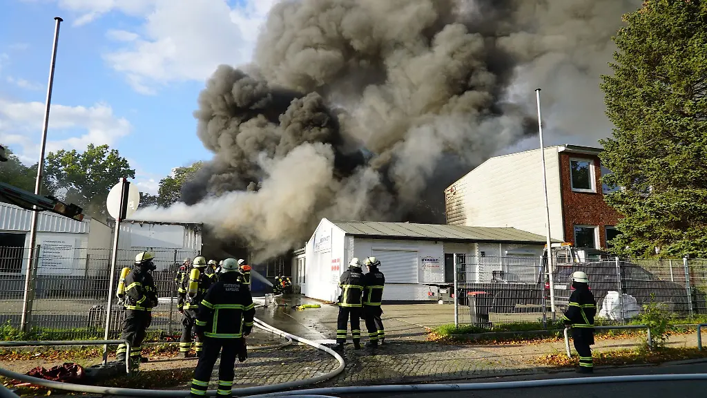 In-Hamburg-Marienthal-ist-es-am-Mittwoch-zu-einem-Grossbrand-in-einer-Karosserie-und-Lackierwerkstatt-gekommen