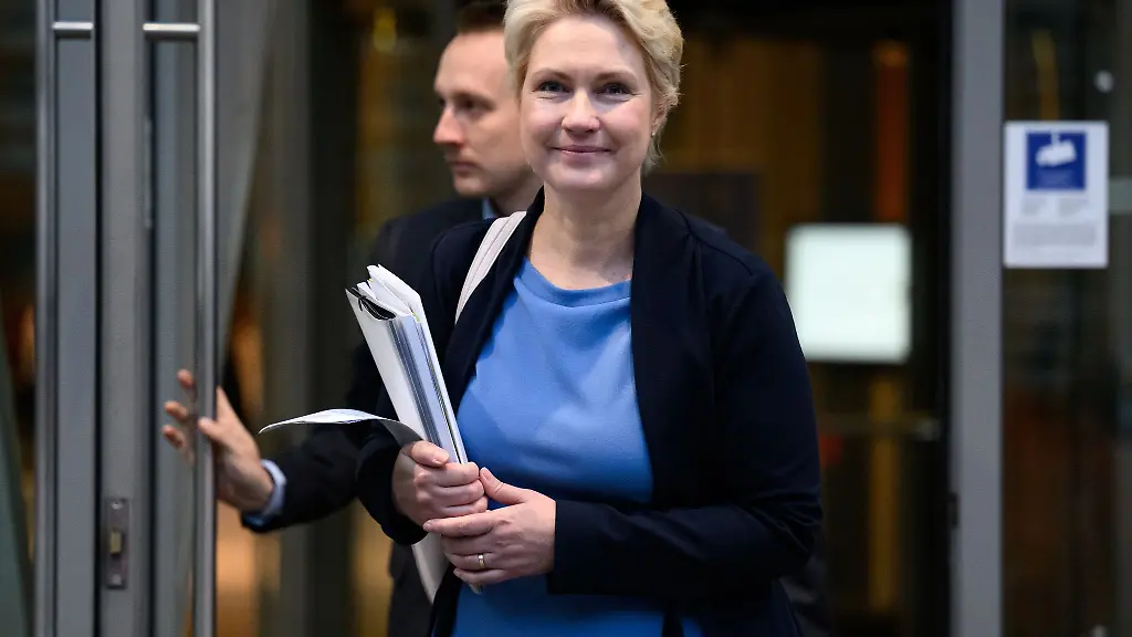 Manuela-Schwesig-SPD-kommt-nach-der-Ministerpraesidentenkonferenz-MPK-aus-der-NRW-Landesvertretung