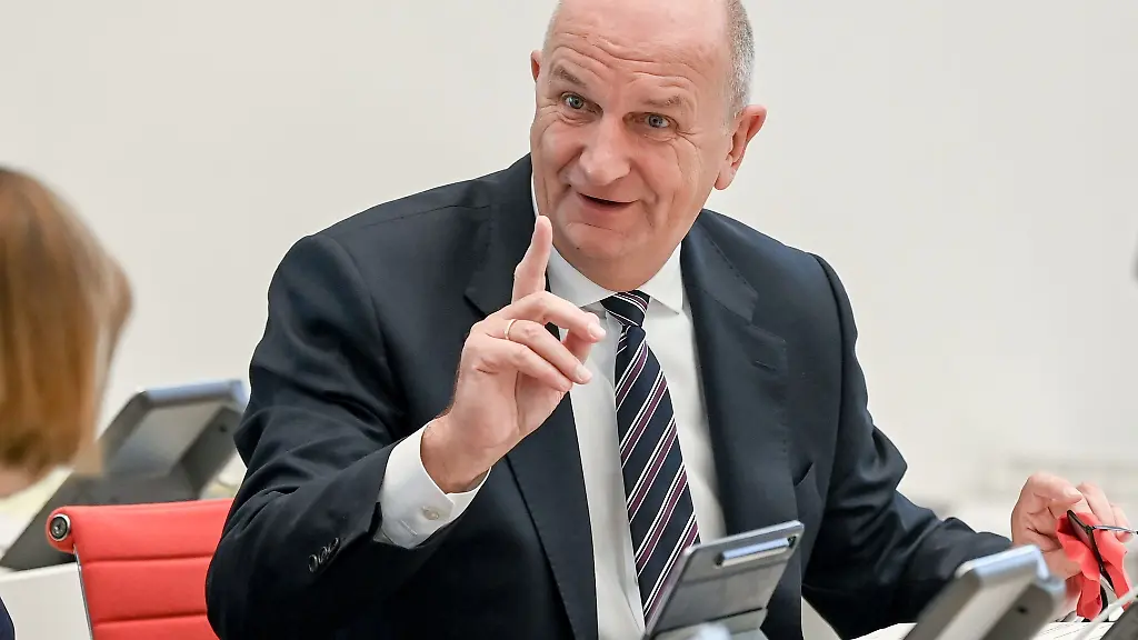 Ministerpraesident-Dietmar-Woidke-SPD-nimmt-an-einer-Debatte-im-Landtag-teil