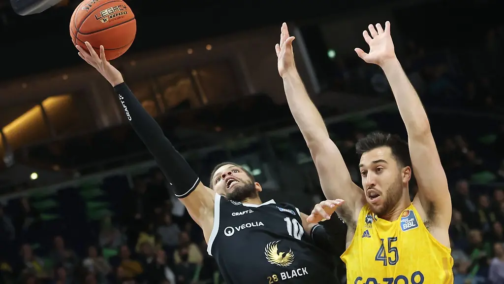 Kendale-McCullum-l-von-den-Hamburg-Towers-geht-gegen-Albas-Tamir-Blatt-zum-Korb