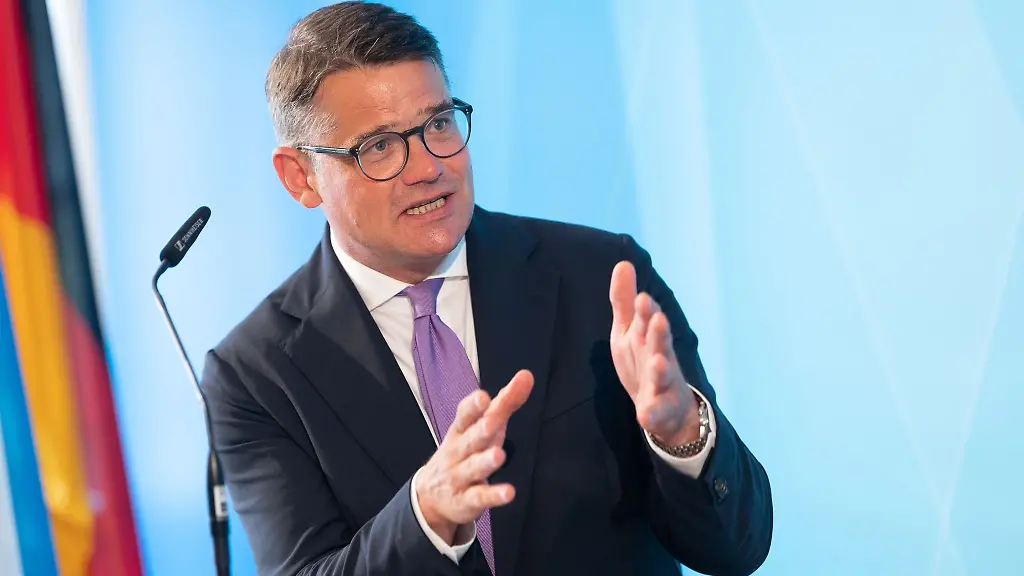 Boris-Rhein-CDU-Ministerpraesident-von-Hessen-spricht-auf-einer-Pressekonferenz