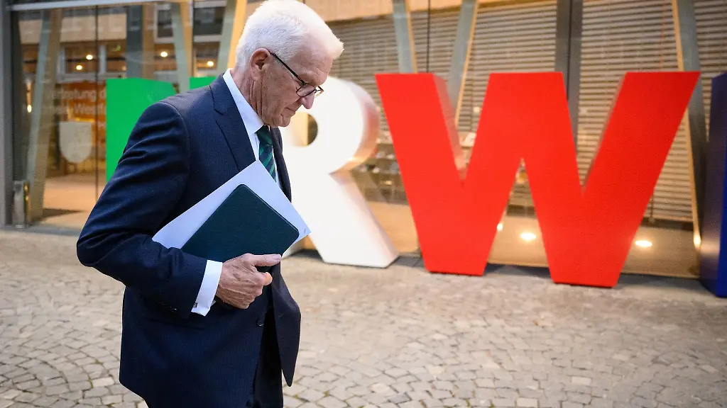 Winfried-Kretschmann-Buendnis-90-Die-Gruenen-kommt-nach-der-Ministerpraesidentenkonferenz-MPK-aus-der-NRW-Landesvertretung