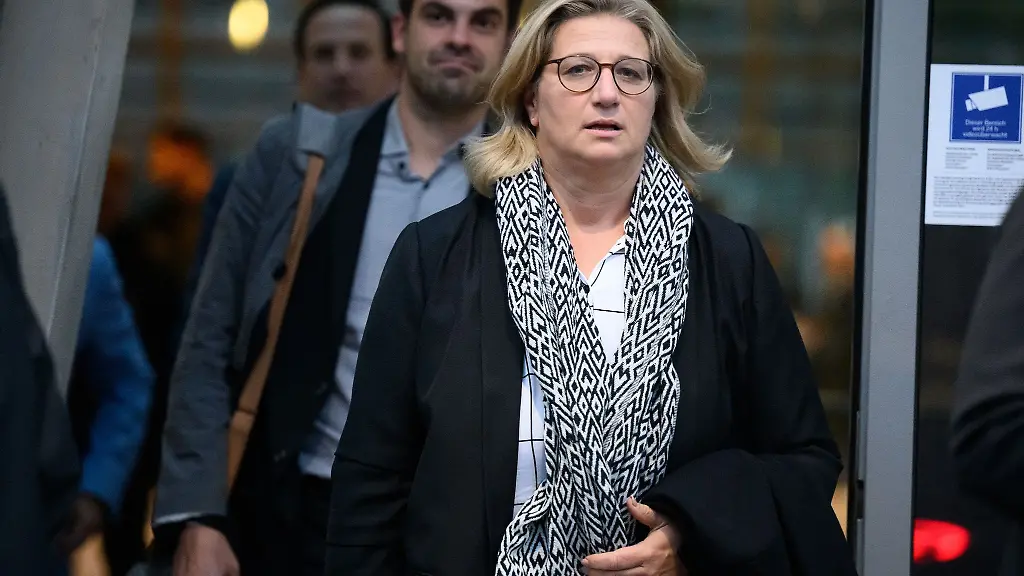 Anke-Rehlinger-SPD-Ministerpraesidentin-des-Saarlands-kommt-nach-der-Ministerpraesidentenkonferenz-MPK-aus-der-NRW-Landesvertretung