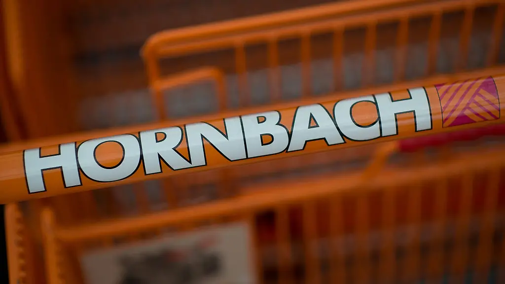 Einkaufswagen-der-Baumarktkette-Hornbach-stehen-vor-einer-Filiale