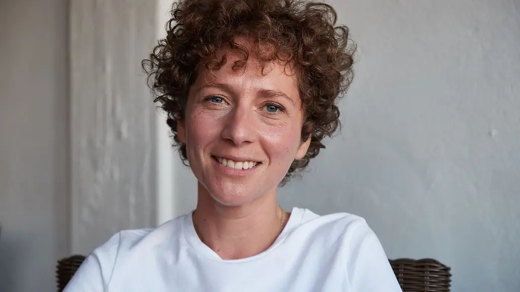 Sasha-Marianna-Salzmann-sitzt-im-Foyer-der-Freien-Akademie-der-Kuenste-in-Hamburg