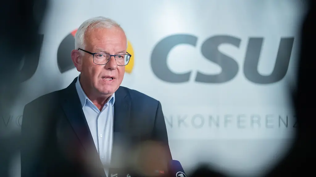 Thomas-Kreuzer-CSU-Landtagsfraktionschef-spricht-vor-Medienvertretern