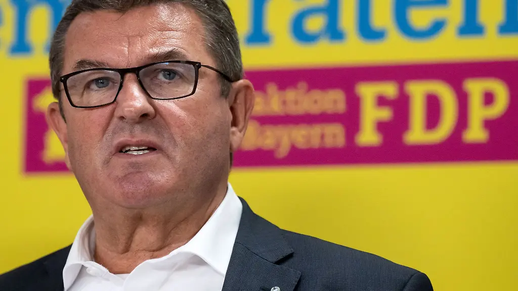 Franz-Josef-Pschierer-nimmt-an-einer-Pressekonferenz-der-FDP-teil