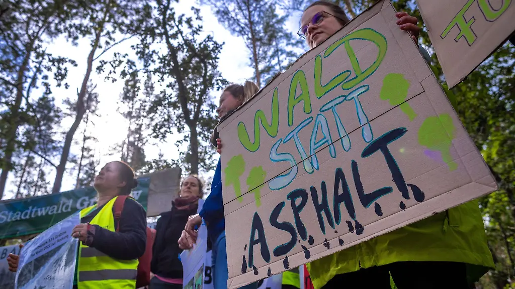 Umweltschuetzer-protestieren-mit-einer-Aktion-am-Waldrand-gegen-die-geplante-Rodung-des-Stadtwalds-Grabow