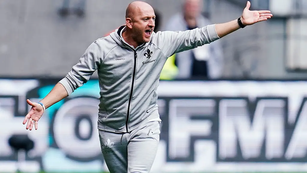 Darmstadts-Trainer-Torsten-Lieberknecht-gestikuliert