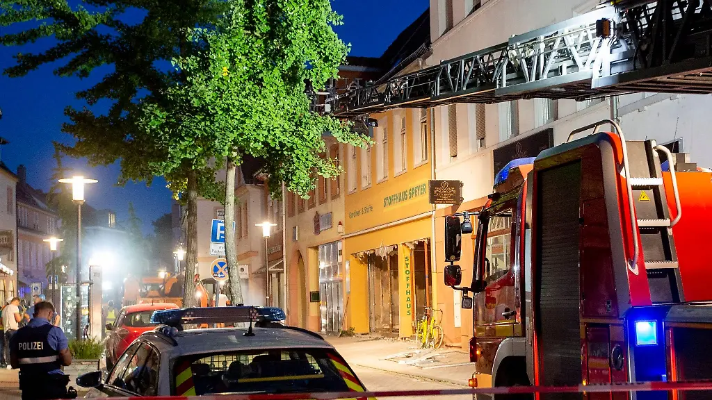 Feuerwehr-und-Polizei-sind-nach-einer-Explosion-in-einem-Haus-in-Speyer-im-Einsatz