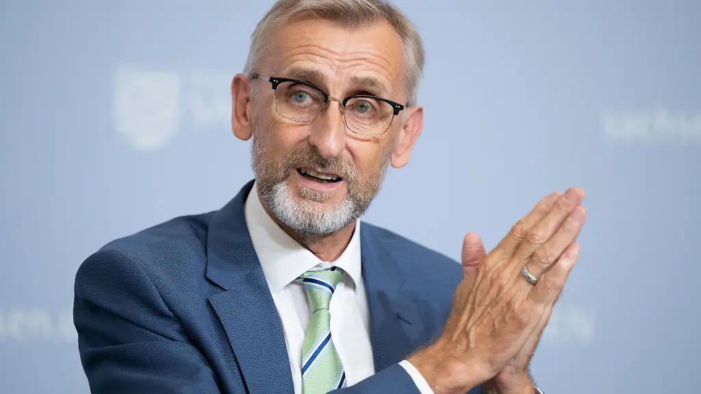 Sachsens-Innenminister-Armin-Schuster-sprichtin-Dresden