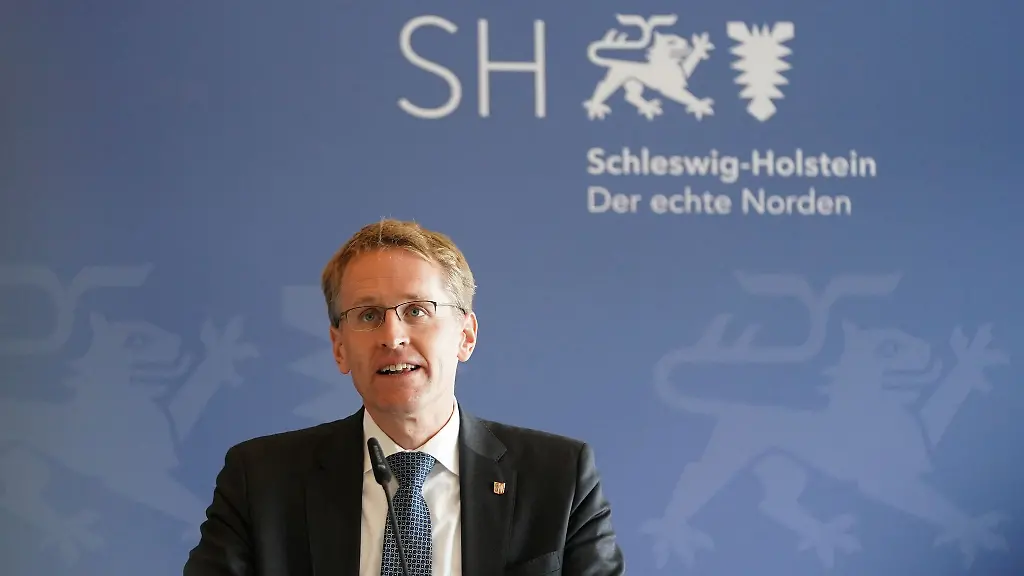 Daniel-Guenther-CDU-Ministerpraesident-von-Schleswig-Holstein-spricht-auf-einer-Pressekonferenz