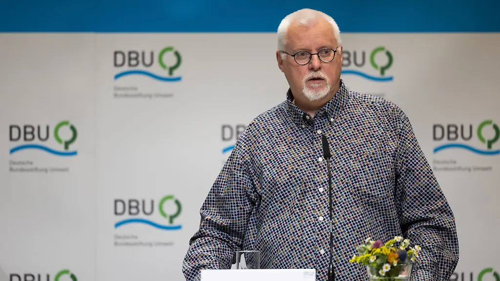 Der-Greifswalder-Forscher-Hans-Joosten-spricht-auf-einer-Buehne