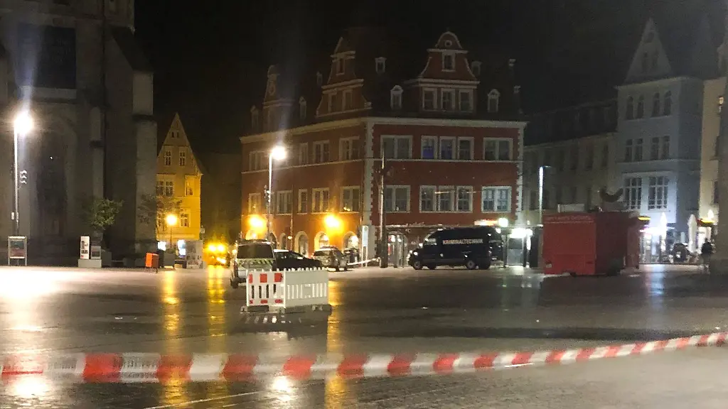 Polizeifahrzeuge-stehen-vor-dem-Marktschloesschen-auf-dem-Marktplatz