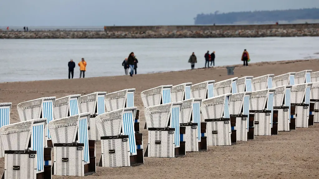 Im-Ostseebad-stehen-noch-Strandkoerbe-bereit-die-ersten-wurden-bereits-ins-Winterquartier-gebracht