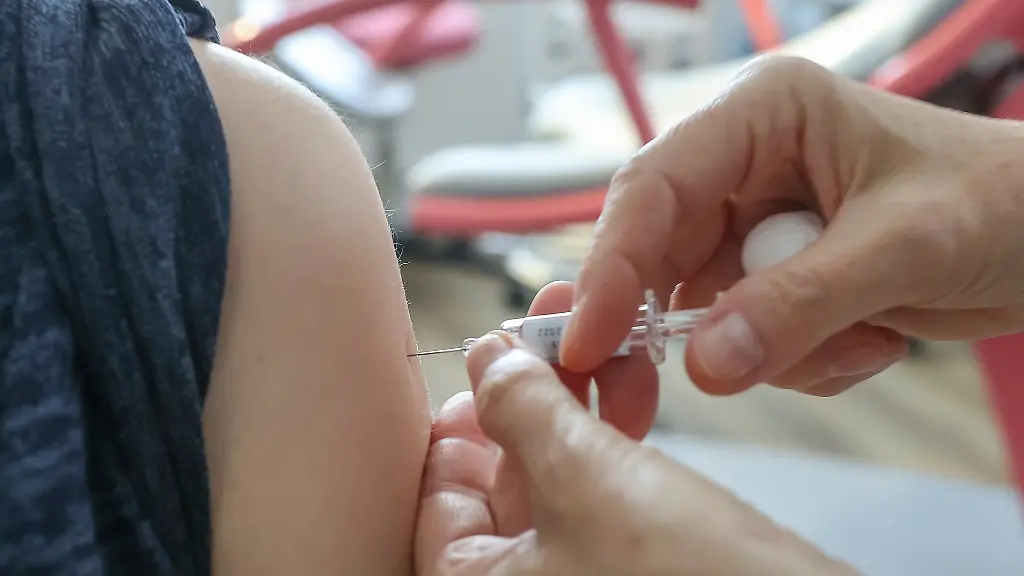 Eine-Aerztin-impft-eine-Frau-gegen-die-Grippe