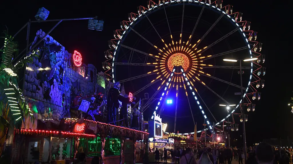 Das-Riesenrad-ist-bei-Dunkelheit-beleuchtet-Die-Wiesn-findet-vom-17-September-bis-3-Oktober-2022-statt