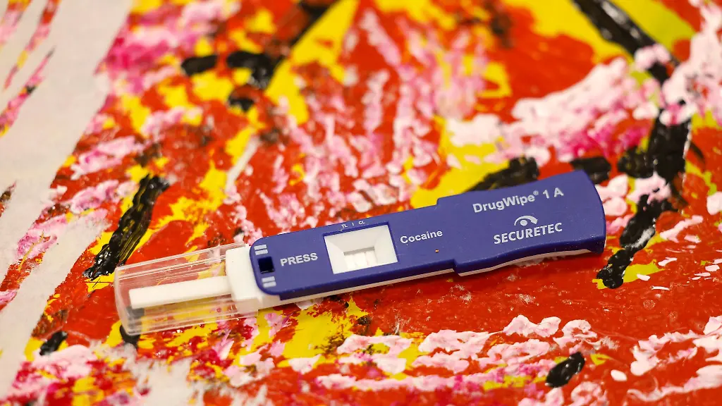 Ein-Drogenwischtest-liegt-auf-einem-Bild