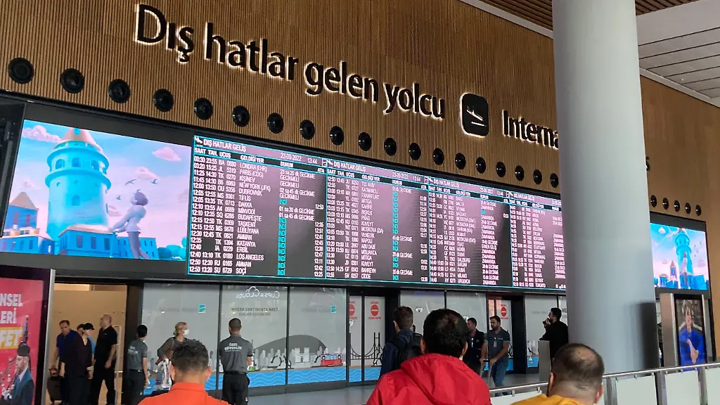 Auf-der-Ankunft-Anzeige-sind-Fluege-aus-Moskau-gelistet-Die-Tuerkei-ist-eines-der-wenigen-Laender-die-kein-Visum-fuer-einreisende-Russen-verlangen