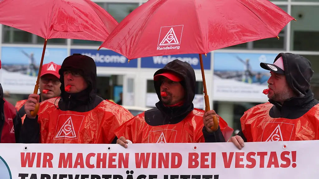 Mitarbeiter-von-Vestas-demonstrieren-vor-der-Messe-WindEnergy-Hamburg-fuer-einen-Tarifvertrag